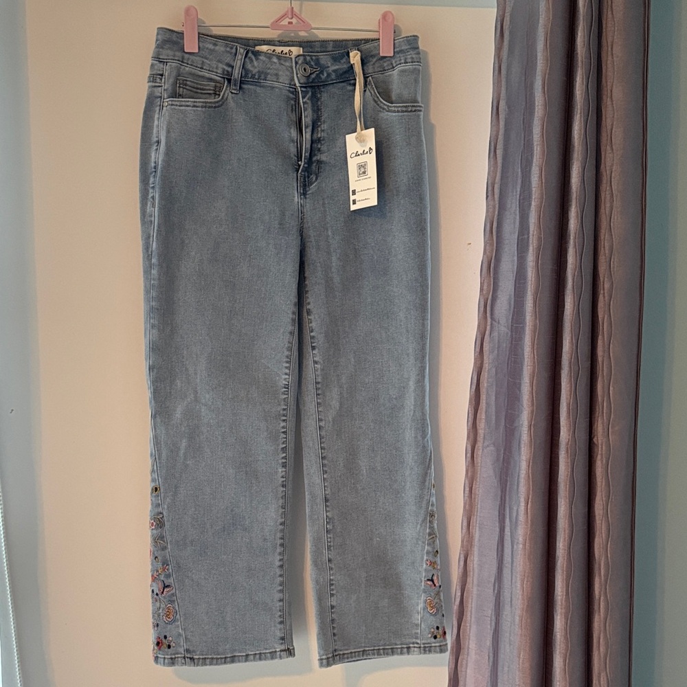 NWT- Charlie B Light Blue Cropped Jeans with Floral Embroidery sized 6
